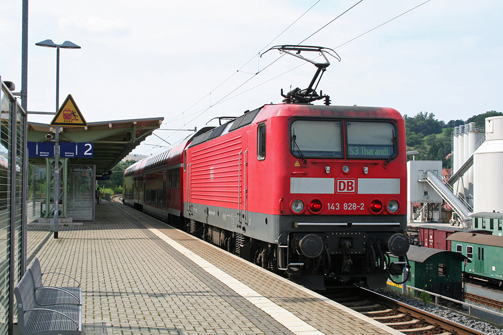 143 828 mit einem Zug der Linie S3 (Dresden - Tharandt) in Freital-Hainsberg (08.08.2010)