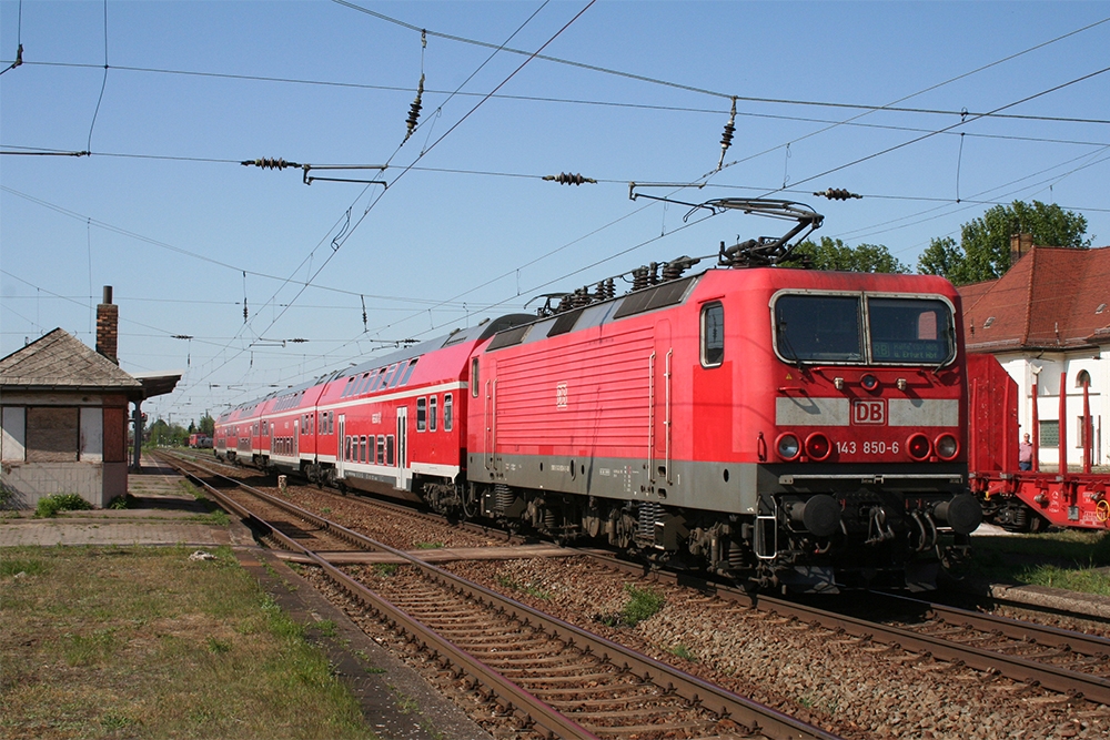 143 850 mit RB 16325 (Eisenach – Halle) (Grokorbetha, 08.05.2011)