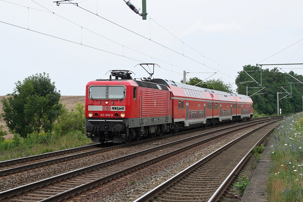 143 896 mit RB 26271 (Halle/Saale – Groheringen) (Schkortleben, 21.07.2011)