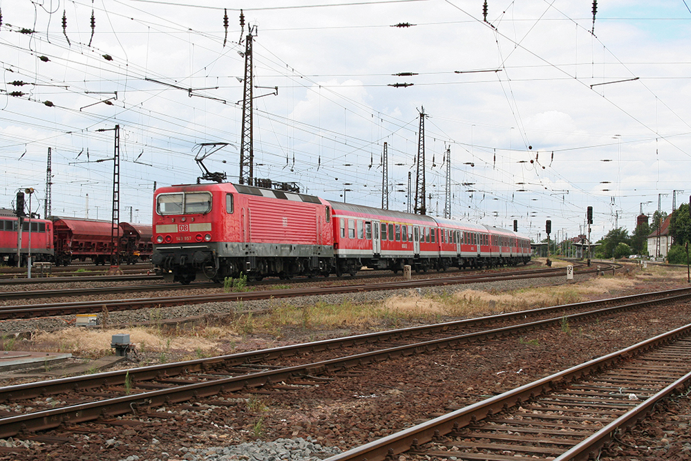 143 957 mit RB 16323 (Eisenach – Halle) (Grokorbetha, 27.05.2011)