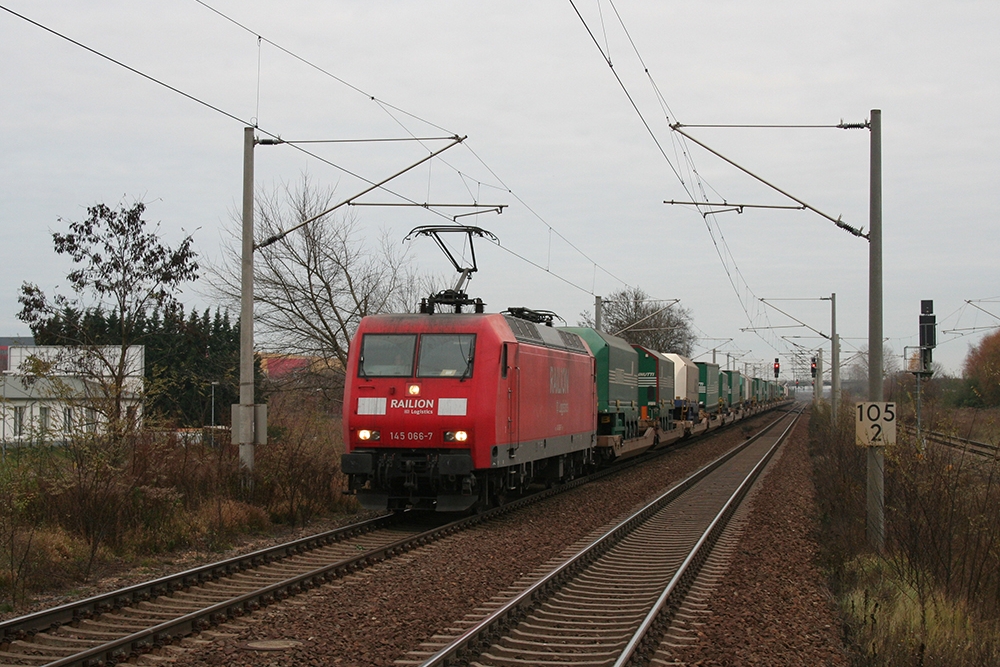 145 066 mit einem Gz in Richtung Halle (Schkeuditz, 19.11.2011)