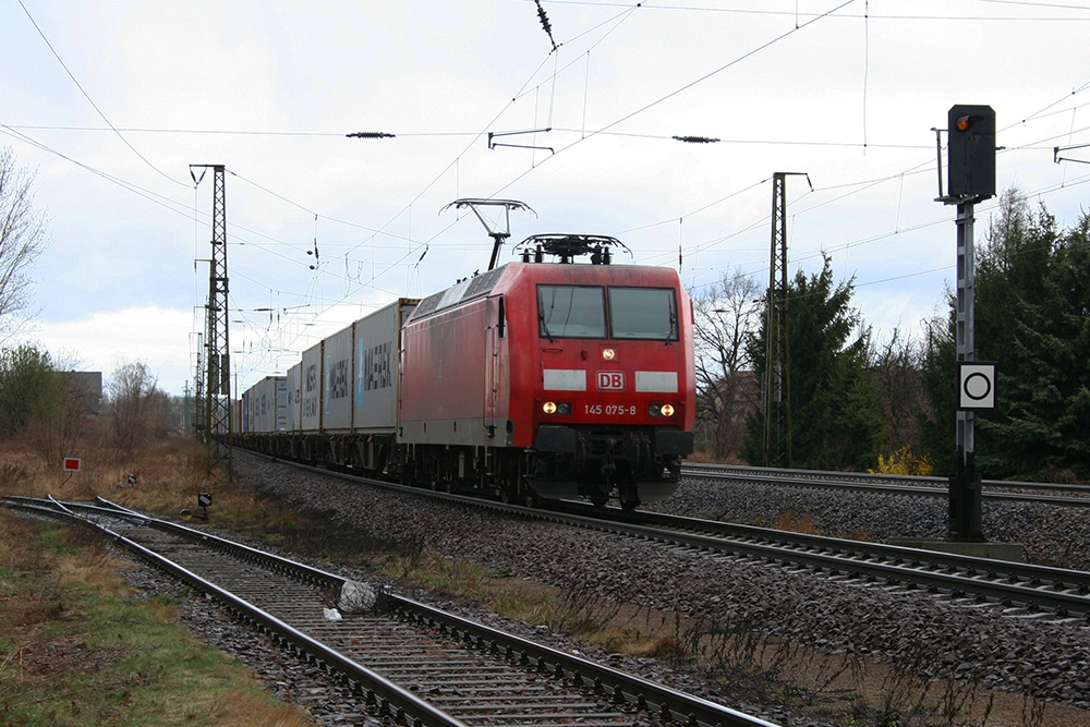 145 075 mit einem Containerzug in Richtung Dresden (Coswig bei Dresden, 31.03.2012)