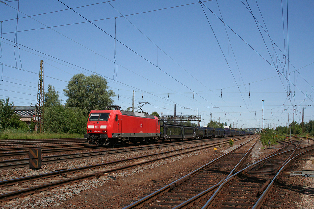 145 076 mit leeren Autotransportwagen in Richtung Thekla (Leipzig-Mockau, 02.06.2011)