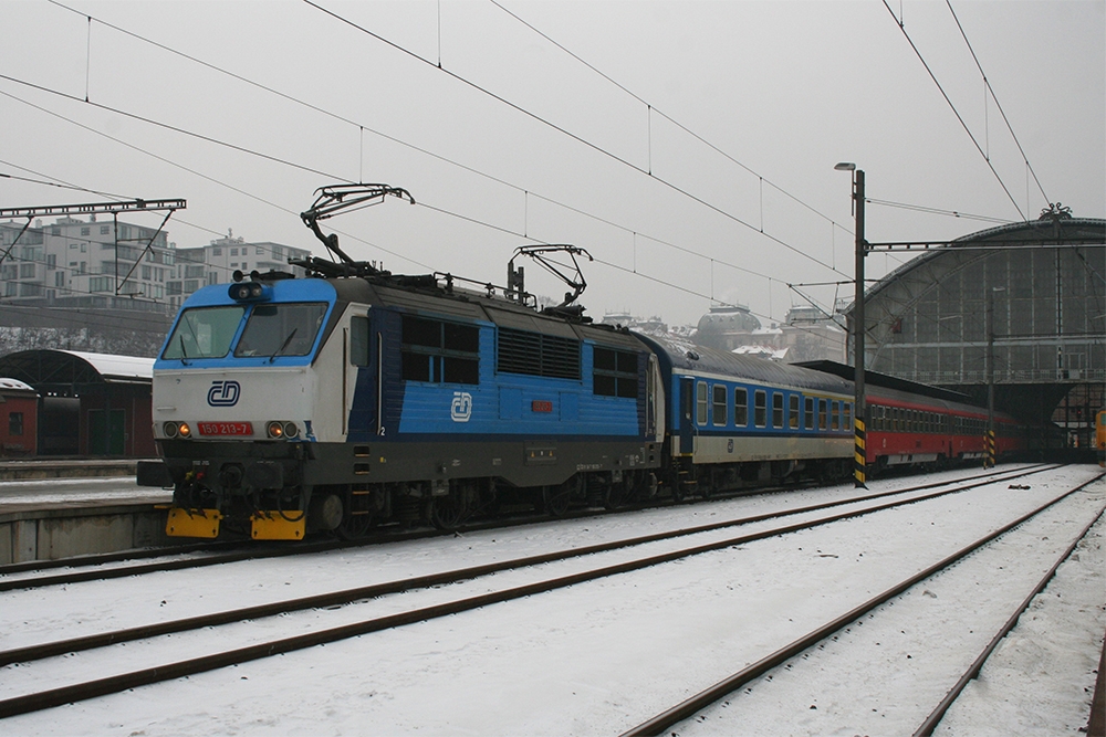 150 213 mit Ex 523 „Portas“ (Praha – Vsetin) (Praha hl.n., 25.01.2013) 