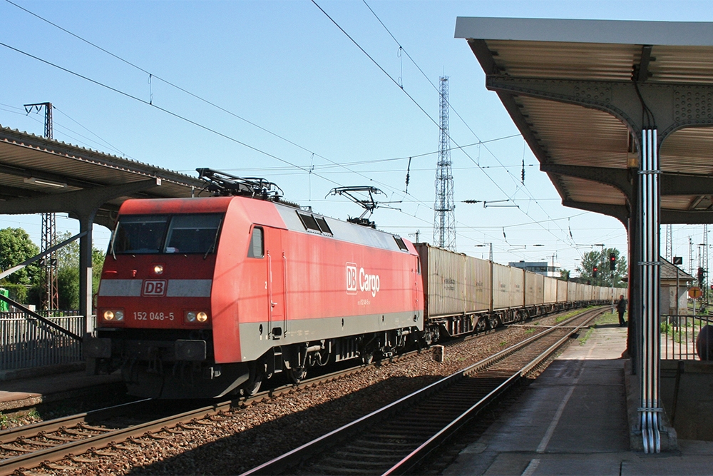 152 048 mit Containern Richtung Leipzig in Grokorbetha (01.05.2011)