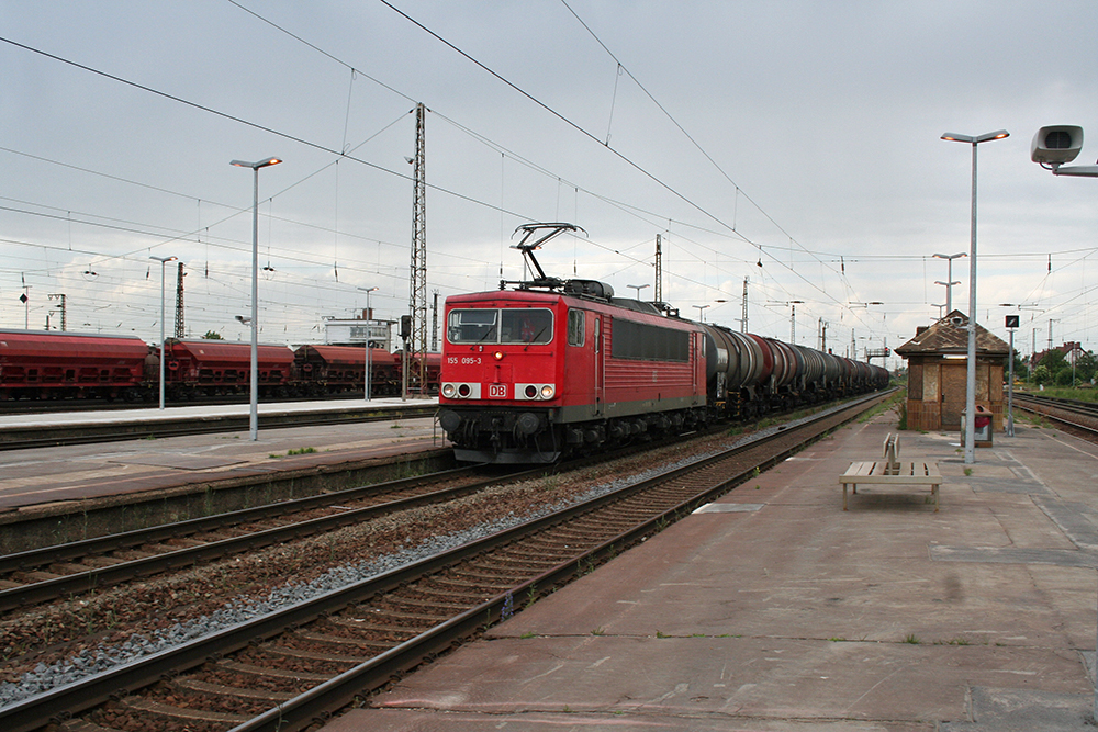 155 095 mit Kesselwagen auch in Richtung Weienfels (Grokorbetha, 27.05.2011)