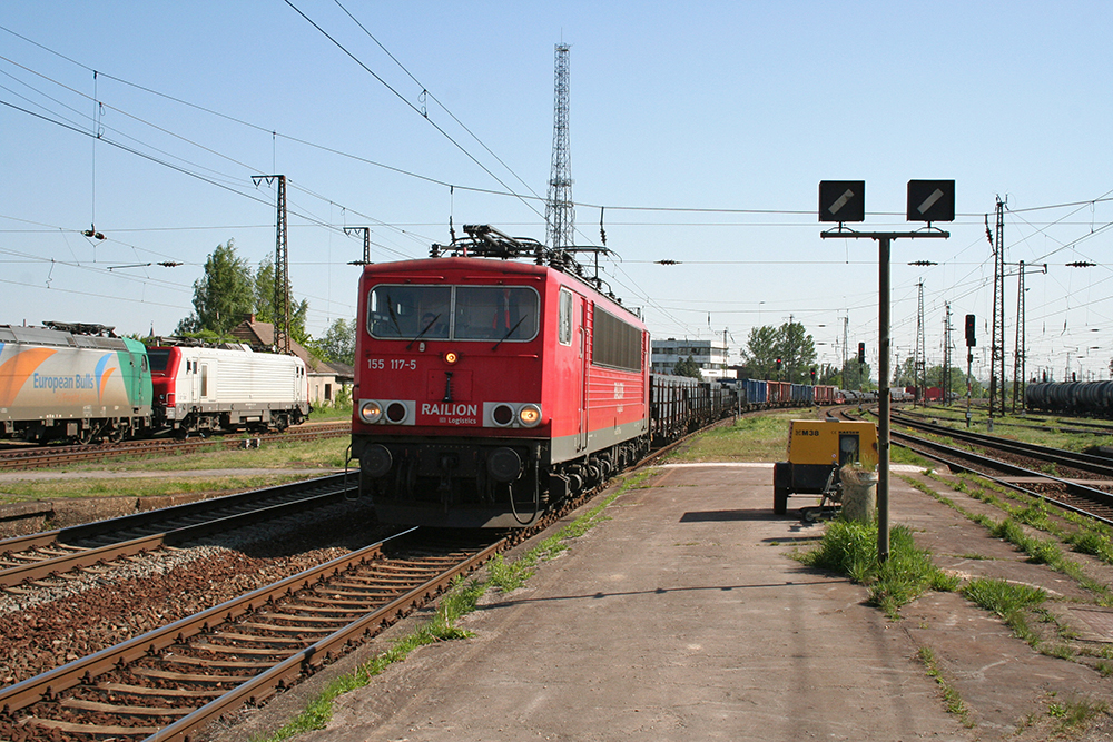 155 117 mit einem Gz in Richtung Leipzig (Grokorbetha, 08.05.2011)
