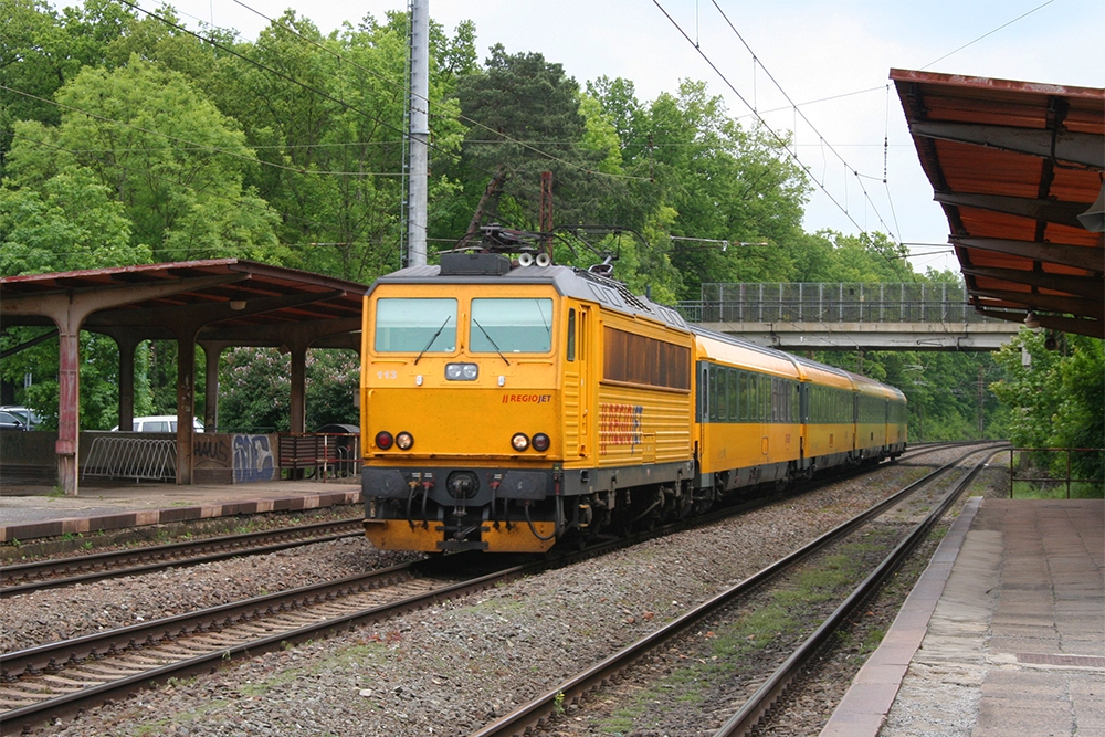 162 113 mit Regiojet IC 1008 (Trinec n. - Praha hl. n.) (Praha-Klanovice, 25.05.2013)