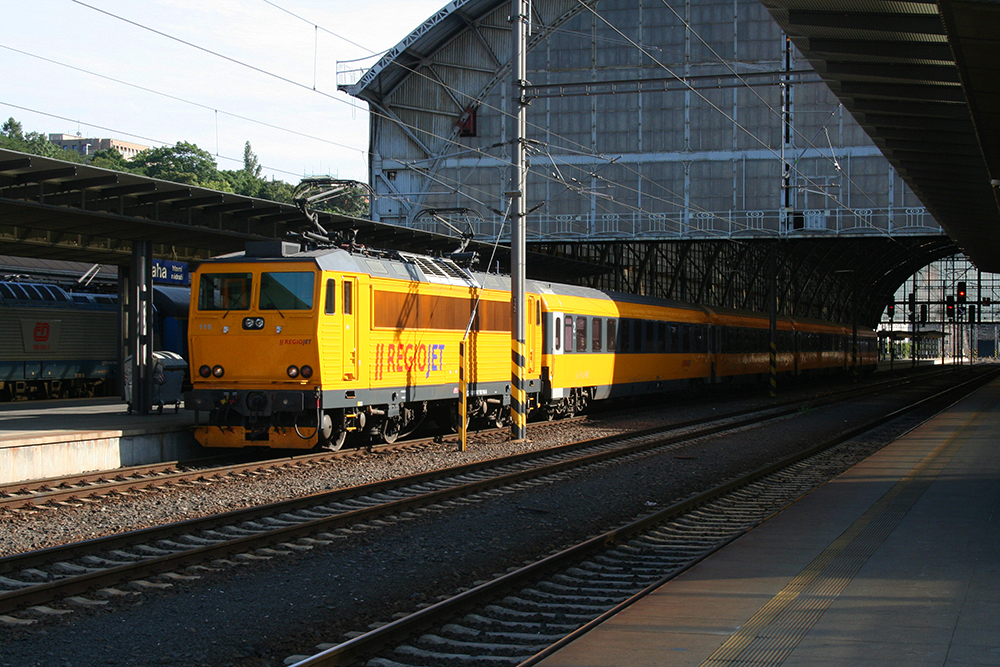 162 116 mit einem RegioJet-Zug in Praha hl. n. (04.08.2012)