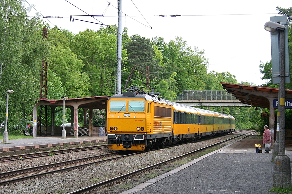 162 119 mit Regiojet IC 1010 (Havirov - Praha hl. n.) (Praha-Klanovice, 25.05.2013)