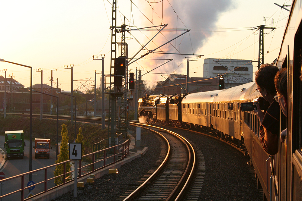 18 201 mit Sonderzug Chemnitz – Breslau in Dresden auf der Verbindungskurve von Dresden-Friedrichstadt nach Dresden-Mitte (23.04.2011)