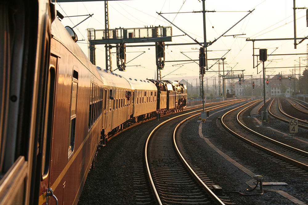 18 201 mit Sonderzug von Chemnitz nach Breslau auf der Elbbrcke in Dresden (23.04.2011)