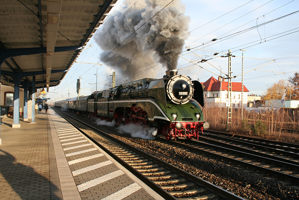 18 201 mit Sonderzug Chemnitz – Delitzsch – Dresden – Grlitz bei der Abfahrt in Delitzsch unterer Bahnhof (03.12.2011)