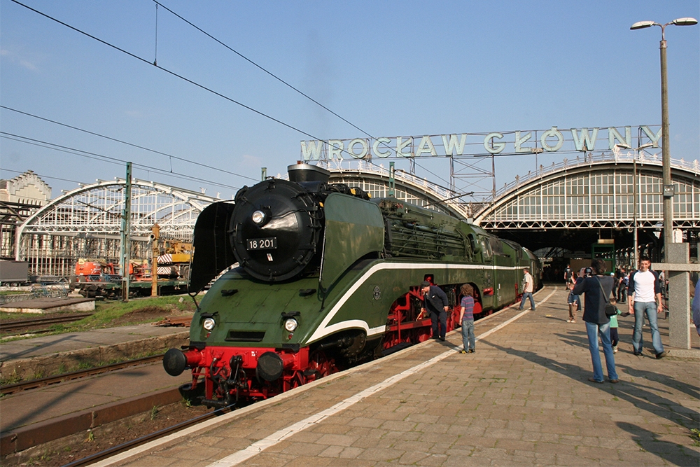 18 201 mit Sonderzug Wroclaw (Breslau) - Chemnitz in Wroclaw Glowny kurz vor der Abfahrt (23.04.2011)