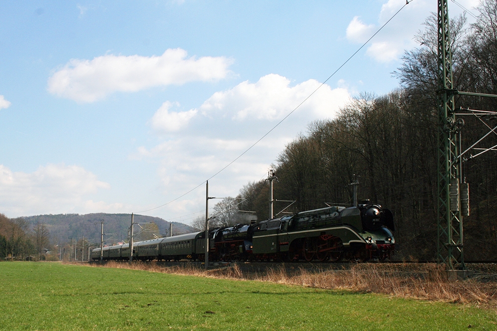 18 201 zusammen mit 03 1010 mit einen Sonderzug Dresden - Freiberg kurz vor Tharandt (01.04.2012)