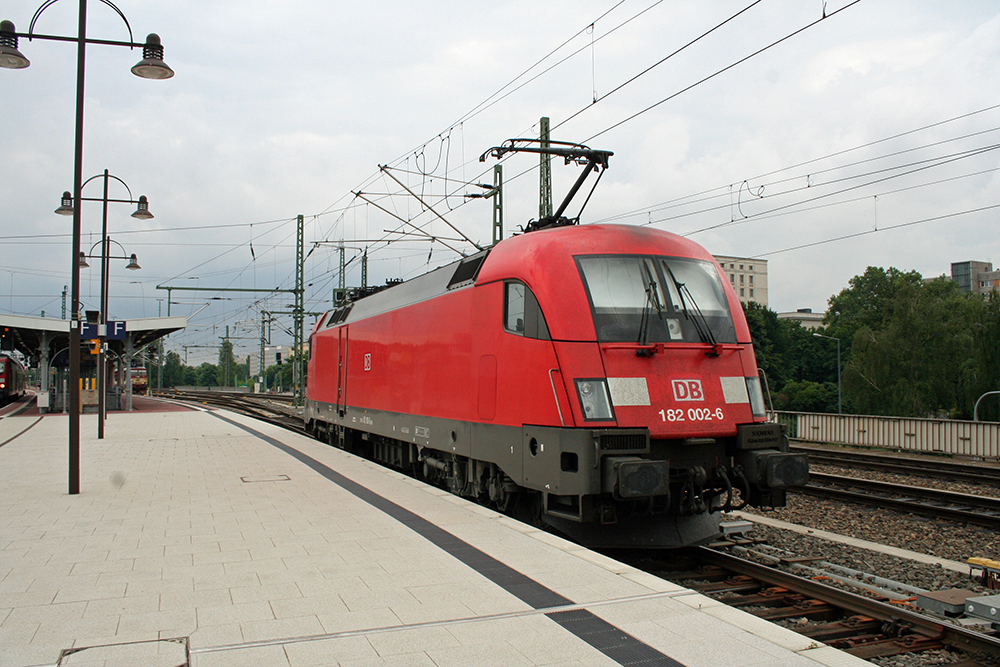 182 002 geht vom EC 175 (Hamburg – Berlin – Dresden – Prag – Budapest) (Dresden Hbf., 17.07.2010)
