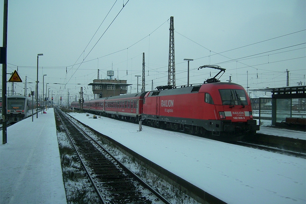 182 008 mit einem RE von Leipzig nach Cottbus (Leipzig Hbf., 19.12.2009)