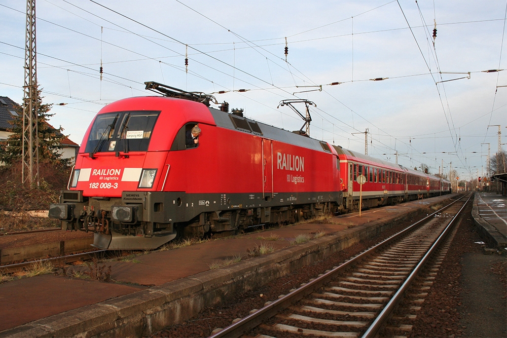 182 008 mit RE 28180 (Cottbus – Leipzig) (Taucha, 27.12.2009)