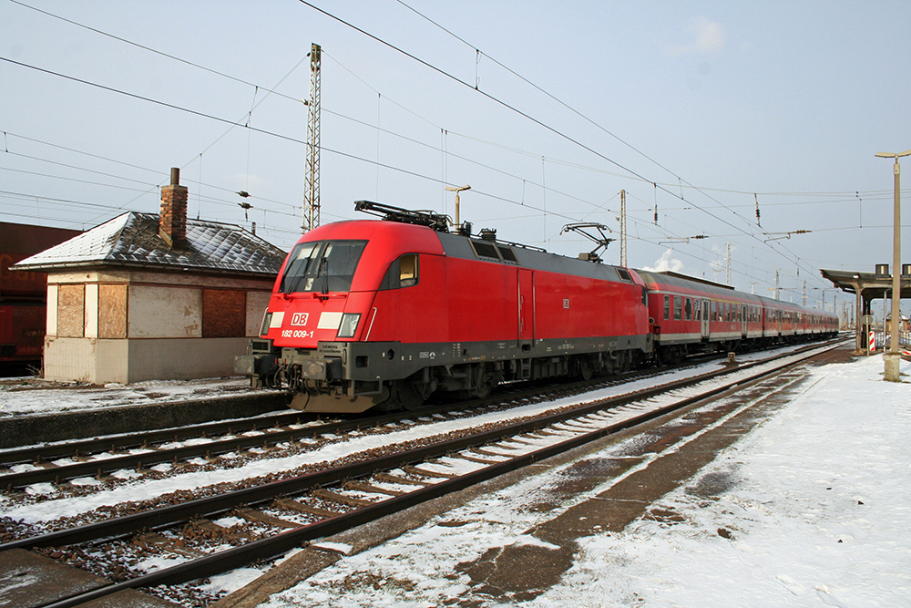 182 009 mit RB 16316 (Halle/Saale – Eisenach) in Grokorbetha (13.12.2010)