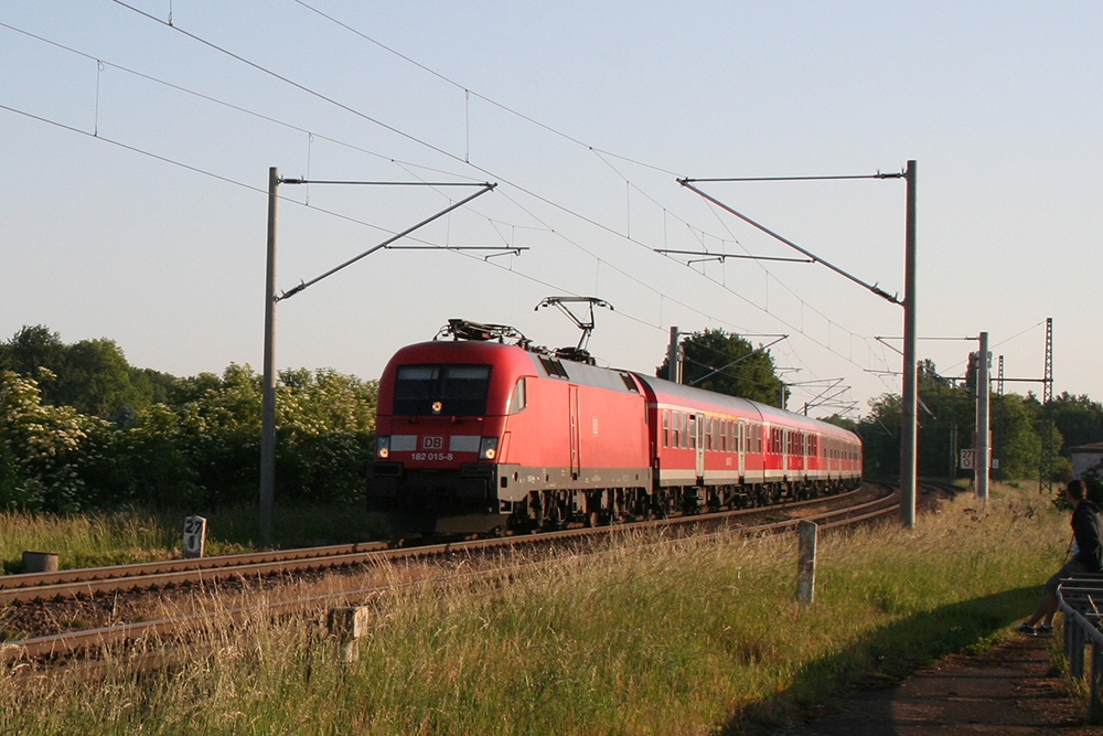 182 015 mit RB 16306 (Halle/Saale - Eisenach) (Schkortleben, 04.06.2011)