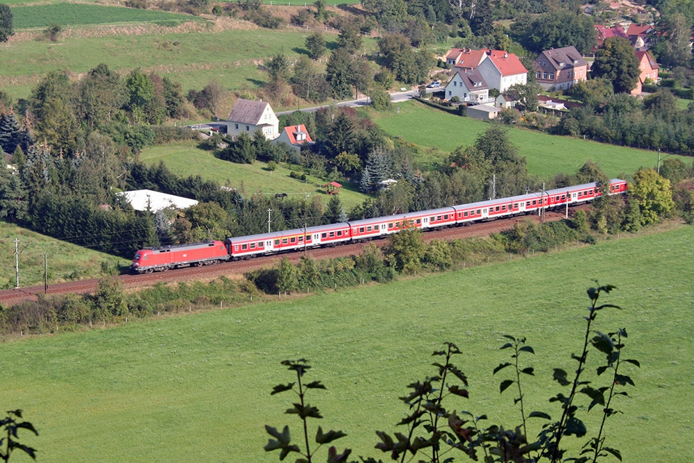 182 015 mit RB 16314 (Halle/Saale – Eisenach) unterhalb der Rudelsburg zwischen Bad Ksen und Groheringen (25.09.2011)