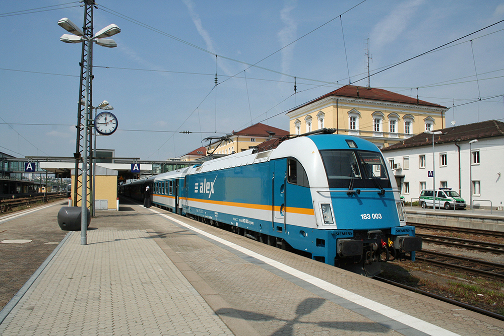 183 003 mit ALX 84111 (Hof – Mnchen) in Regensburg Hbf. (05.06.2011)