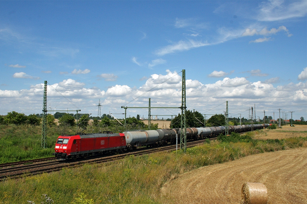 185 015 mit Kesselwagen in Richtung Weienfels (zwischen Grokorbetha und Schkortleben, 25.07.2010)