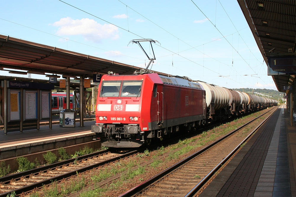 185 061 mit einem Kesselwagenzug aus Richtung Weienfels (Naumburg/Saale, 12.09.2010)