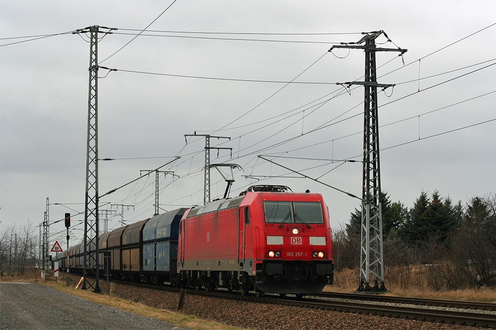 185 357 mit Polenkokszug in Richtung Elsterwerda (Zeithain, 11.03.2012)