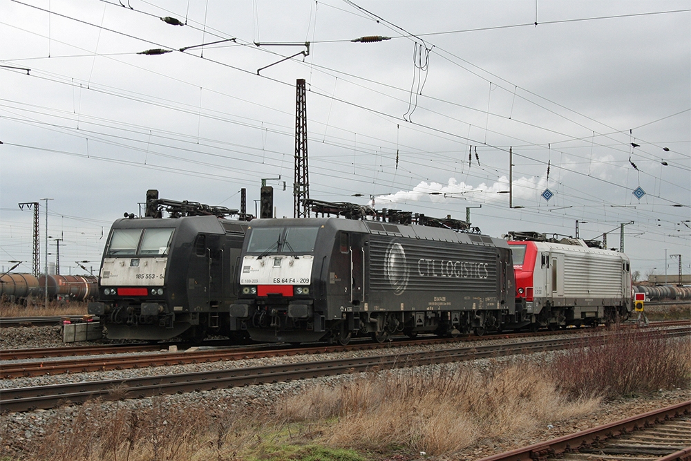 185 553, ES 64 F4-209 und E37 530 abgestellt in Grokorbetha (18.02.2012)