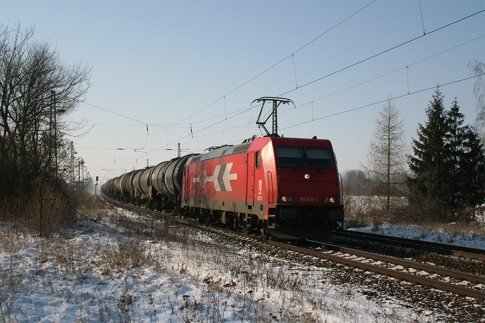 185 630 der HGK mit Kesselwagen in Richtung Grokorbetha (Leiling, 05.02.2012)