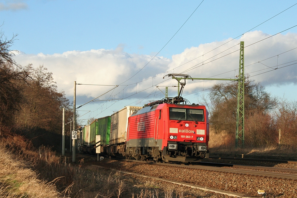 189 060 mit dem Hangartner in Richtung Sden (Schkortleben, 26.02.2012)