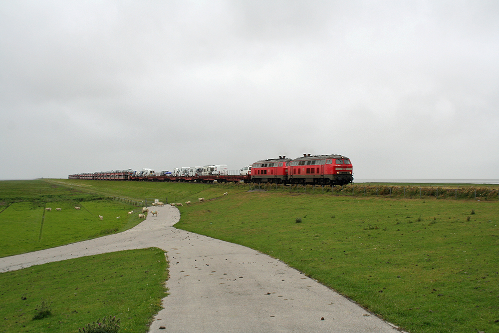 2 218er mit einem Sylt-Shuttlezug von Westerland nach Niebll zwischen dem Hindeburgdamm und Klanxbll (23.07.2011)