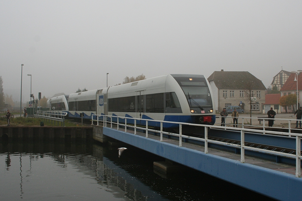 2 UBB-Triebwagen als UBB 29427 (Zssow - Swinoujscie Centrum) kurz hinter Wolgast Hafen (Wolgast, 29.10.2011)
