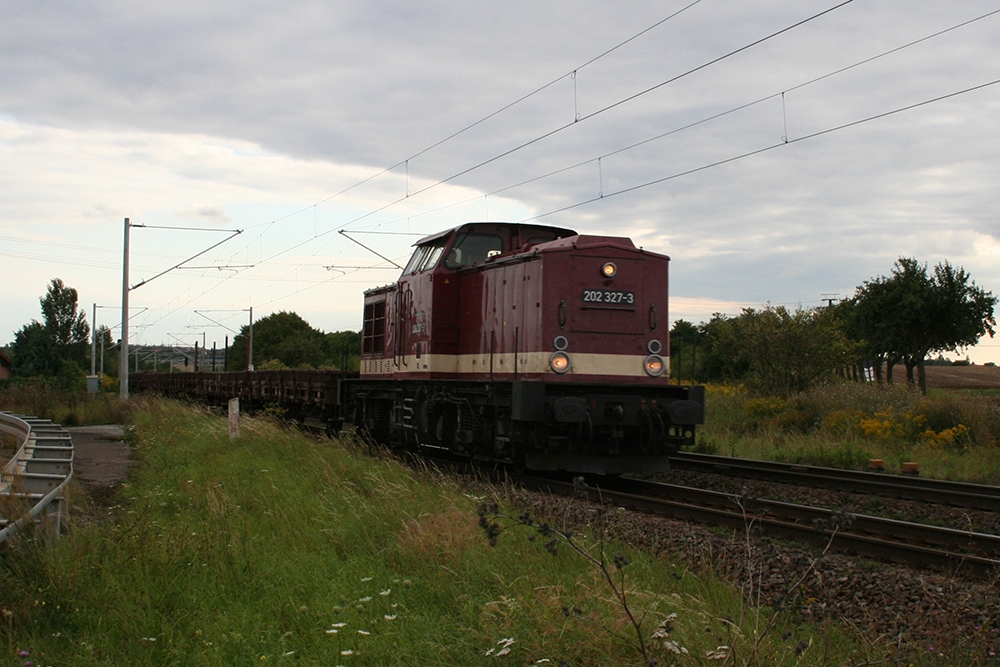 202 327 der Leipziger Eisenbahngesellschaft mit Flachwagen in Richtung Grokorbetha (Schkortleben, 30.08.2011)