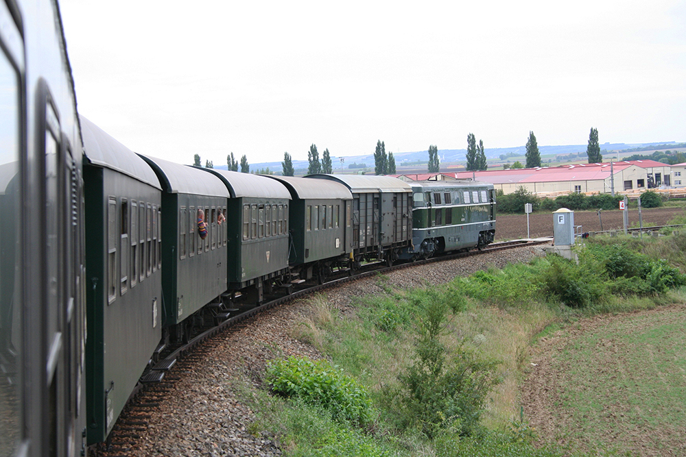 2050.04 vom Eisenbahnmuseum Sigmundsherberg mit dem  Reblausexpress  von Drosendorf nach Retz kurz vor Retz (25.08.2012)