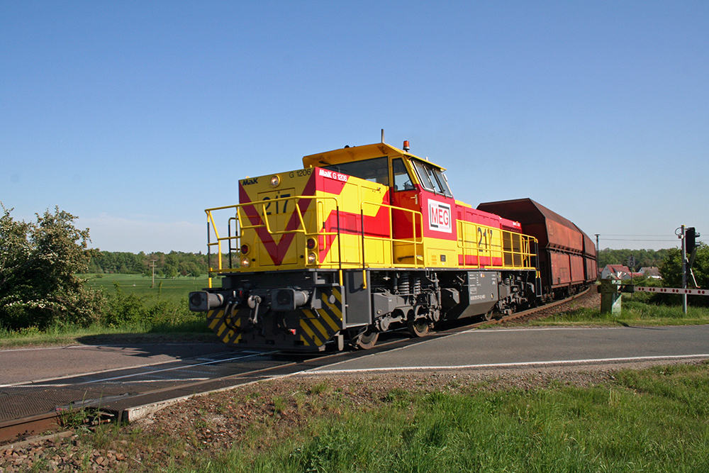217 der MEG mit einem Kohlependelzug Whlitz - Buna (Schkortleben, 08.05.2011)