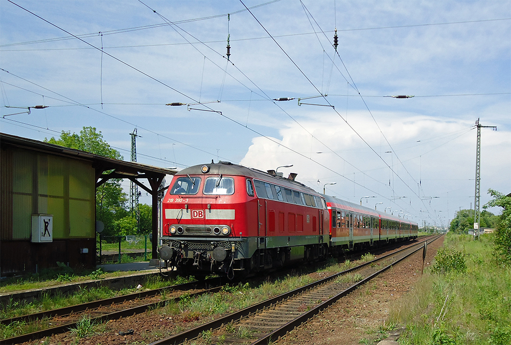 218 390 mit RE 3707 (Leipzig – Hof) (Bhlen, 24.05.2010)