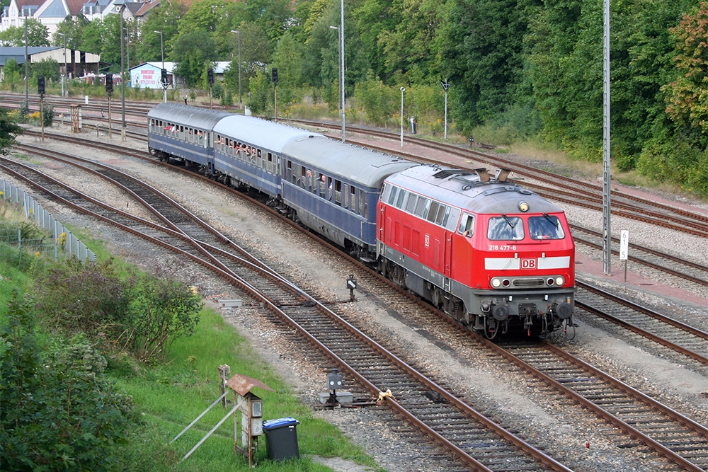 218 477 mit einem Sonderzug Meiningen - Berlin zum XVI. Meininger Dampflokfest bei der Abfahrt in Meiningen (04.09.2010)