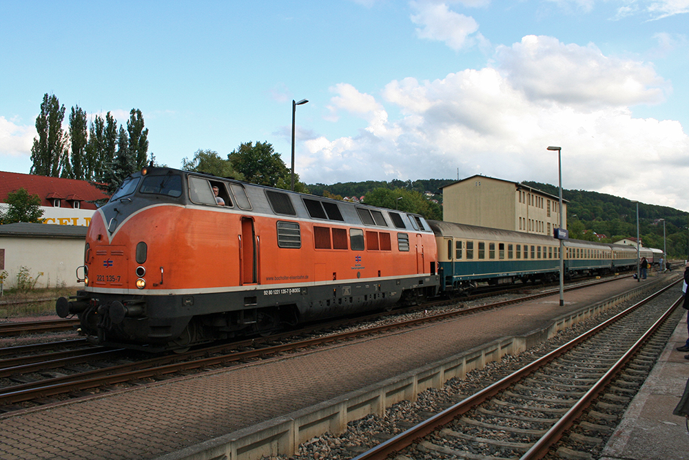 221 135 der Bocholter Eisenbahn GmbH mit einem Sonderzug von Meiningen nach Kln zum XVI. Meininger Dampflokfest (04.09.2010)