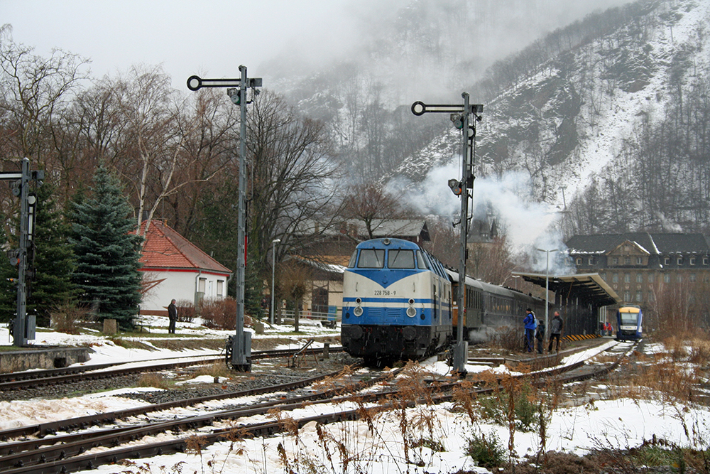 228 758 der Rennsteigbahn am Zugschluss eines mit 35 1097 bespannten Dampfsonderzug von Berlin ber Quedlinburg nach Thale (Thale, 12.12.2010)