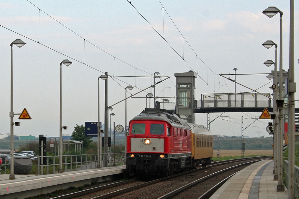 232 241 mit einem DR-Messwagen Richtung Leipzig (Schkeuditz-West, 10.08.2010)