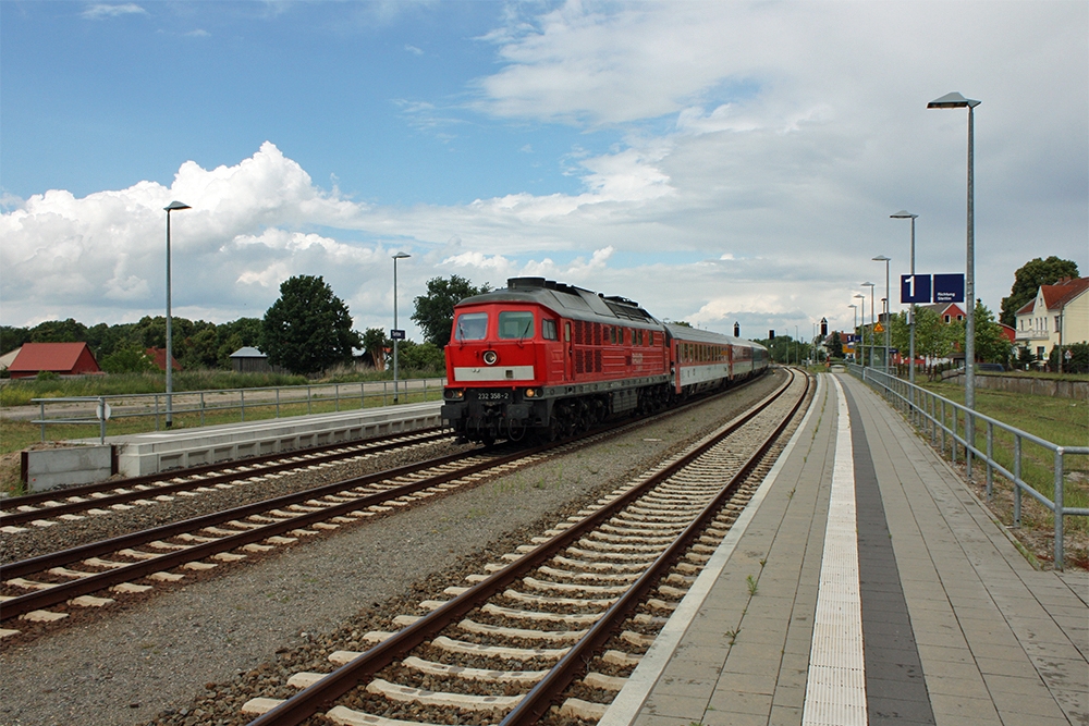 232 358 mit EC 179 (Stettin – Berlin – Prag) (Tantow, 18.06.2011)