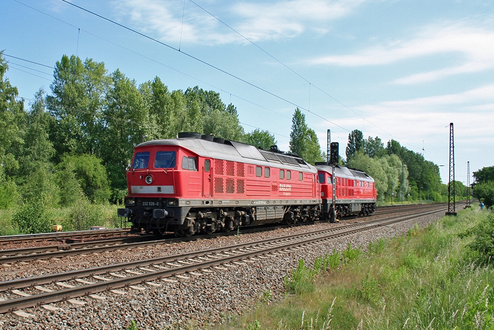 232 528 und 233 322 in Richtung Engelsdorf (Leipzig-Thekla, 02.06.2011)