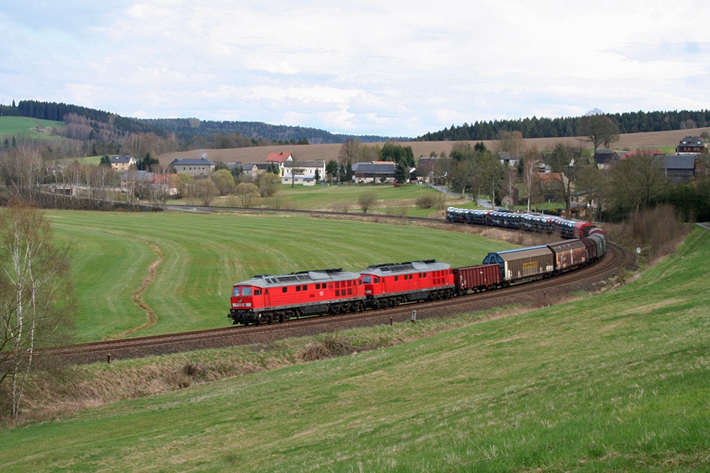 232 673 und 232 347 mit Mischer in Richtung Reichenbach (Rebersreuth, 21.04.2012)