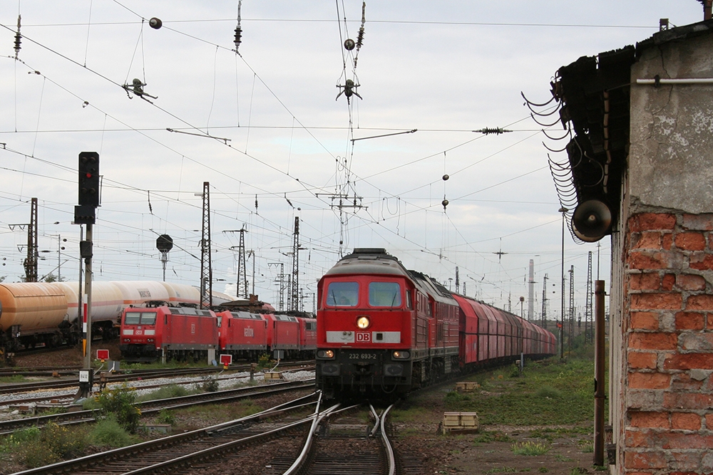 232 693 zusammen mit einer weiteren 232er aus Richtung Leipzig (Grokorbetha, 30.08.2011)