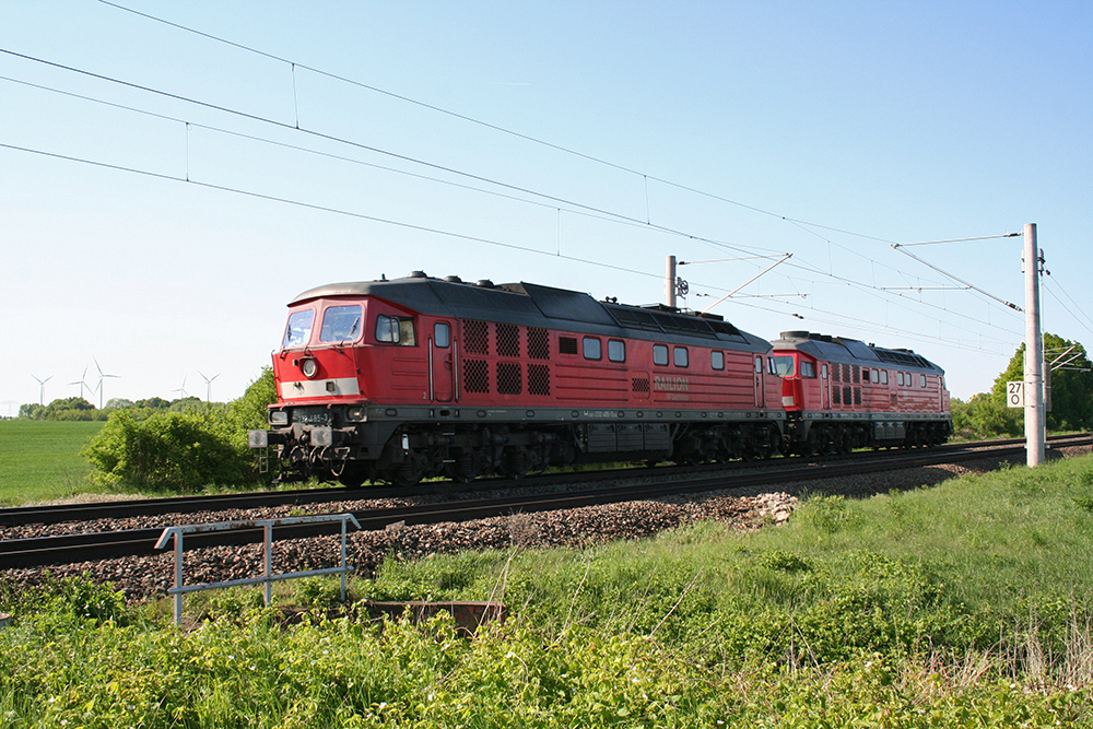 232er-Doppel (232 485 und 232 693) nahe Schkortleben (08.05.2011)