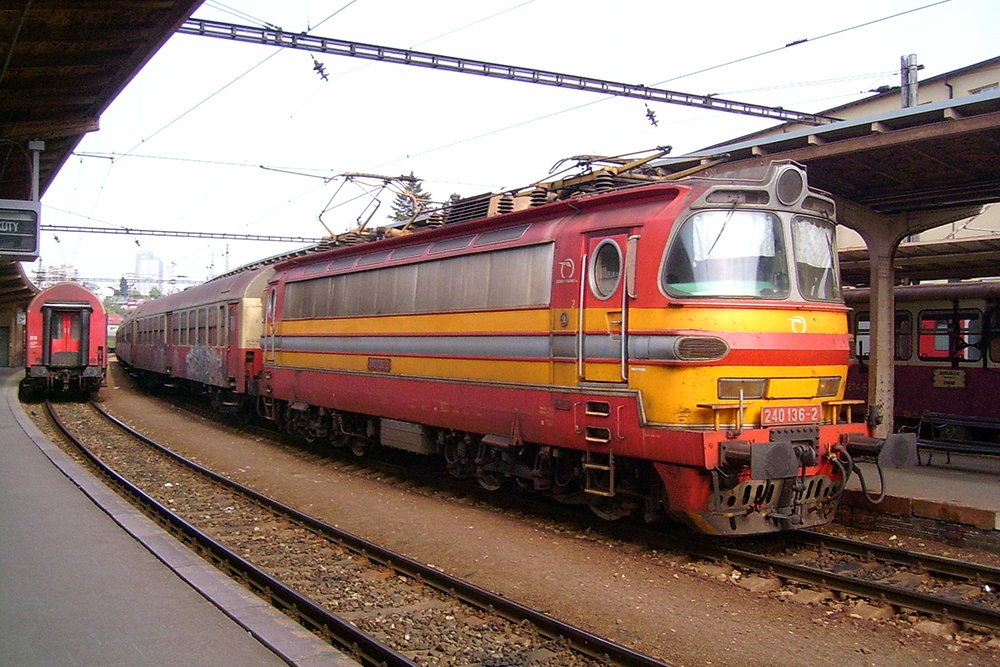 240 136 in Bratislava Hbf. (23.04.2006)