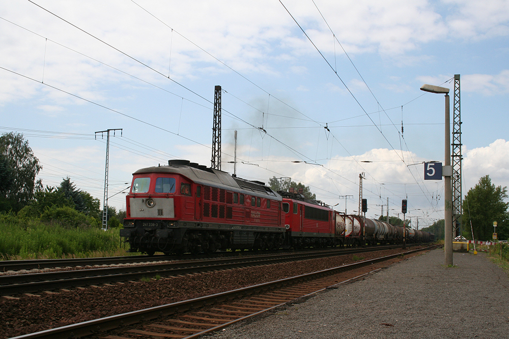 241 338 mit Gz in Richtung Leipzig-Schnefeld (Leipzig-Thekla, 06.07.2010)