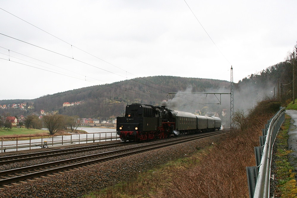35 1097 der Interessengemeinschaft Traditionslokomotive 58 3047 e. V. Glauchau mit einem Leerzug von Bad Schandau nach Pirna (Knigstein, 31.03.2012)